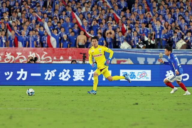 横浜M-新潟 後半、ルーズボールに対応するGK小島亨介=日産スタジアム