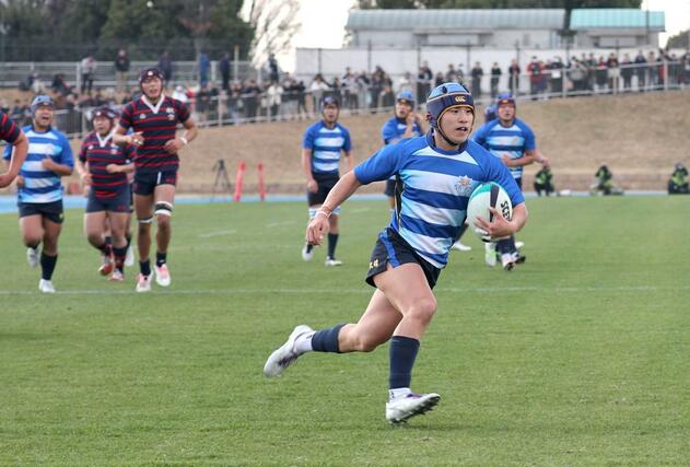 日本航空石川－北越　試合終了間際、北越のＳＨ宮迫正宗がトライ＝花園ラグビー場