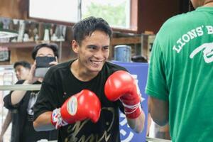 WBAミニマム級王座決定戦に向けた練習中に笑顔を見せる高田勇仁=東京都内