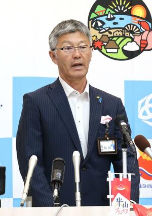 柏崎刈羽原発の再稼働問題に関する懇談会について語る桜井雅浩市長=5月8日、柏崎市役所
