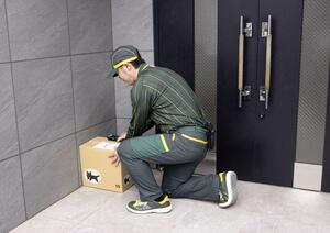 玄関前などに荷物を置く「置き配」のイメージ(ヤマト運輸提供)