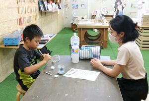 DIY!!のファンベースで開かれた教室でスノードームをつくる参加者=三条市林町1