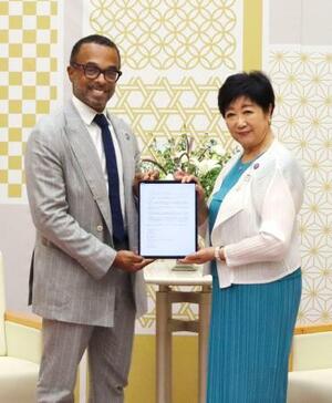 協定書を掲げる東京都の小池百合子知事(右)とグーグルのクリス・ターナー副社長=16日午後、東京都庁