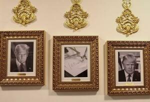 バイデン大統領の代わりにオートペンの写真が飾られた、ホワイトハウスの肖像展示コーナー=10月、ワシントン(ロイター=共同)