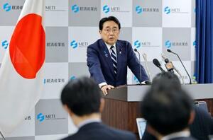 記者会見する赤沢経産相=10日午後、経産省