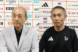 アルビレックス新潟の中野幸夫社長(左)と寺川能人強化本部長