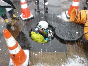 長岡市が実施した下水道管の緊急点検(市提供)