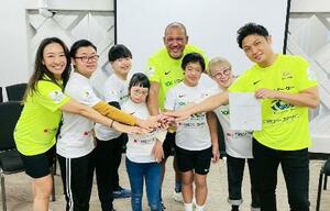 　インクルーシブ教育の実現を求める提言書を文科省に提出後、手を合わせるダウン症の当事者や家族ら。右から２人目はあべけん太さん、同４人目はアレックス・ラミレスさん＝２０日午前、東京都新宿区