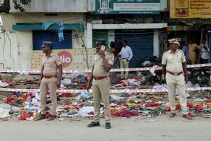 インド南部タミルナド州カルルで起きた群衆事故の現場付近を警戒する警察官ら=28日(ロイター=共同)