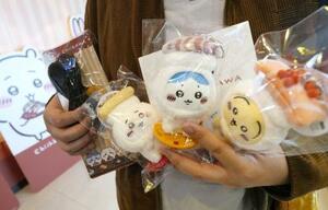 　香港にある回転ずしの「スシロー」で購入できる漫画「ちいかわ」の限定グッズ＝２日（共同）