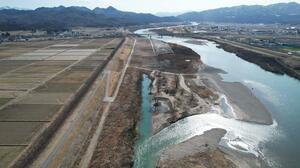 上空から見た村上市平林地区のたんぽ。写真上は荒川の上流で、右側に本川が流れている＝３月（国土交通省羽越河川国道事務所提供）