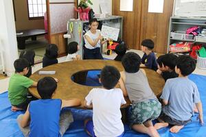ファミリーサロンOTENTOで子どもたちにサロンについて話す寳川有華さん(中央)=五泉市太田1