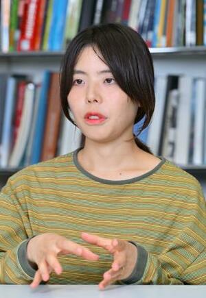 「土地の歴史やそこで繰り広げられる人間の行いを、時代を超えて見つめ続ける架空の存在から見た世界を表現している」と話す藤倉麻子さん