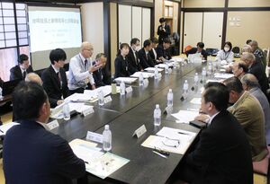 郵便局を生かした地域活性化に向け、三条・下田地域の住民と話し合った座談会=三条市庭月