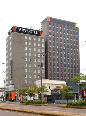 176室の増築棟(右)が完成し、300室体制となったアパホテル新潟燕三条駅前=燕市井土巻3