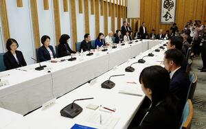 首相官邸で開かれた、職業生活での女性活躍推進に向けたプロジェクトチーム会合=2日