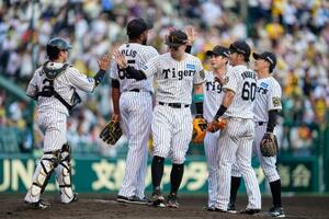 中日に勝利し、タッチを交わす佐藤輝(左から3人目)ら阪神ナイン=甲子園