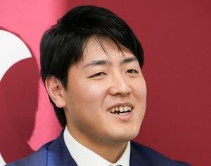 記者会見するプロ野球巨人の岡本和真内野手=22日、東京都内の球団事務所