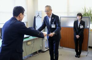 感謝状が贈られた第四北越銀行亀田支店の山田真人さん(中央)と、長橋朋子さん=江南署