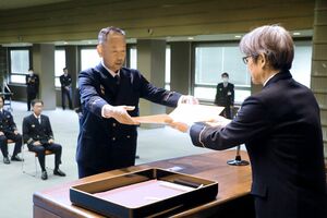 県内の消防関係者に能登半島地震での活動をたたえる賞状を手渡した伝達式=28日、県庁
