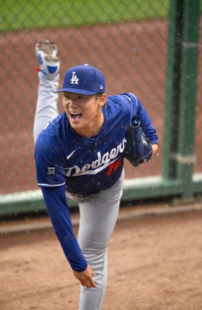 ブルペンで投球練習するドジャース・山本=ピッツバーグ(共同)