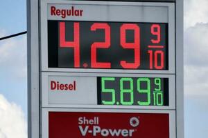 ガソリンスタンドのレギュラーガソリンの価格表示(上)=3月31日、米フロリダ州タンパ(共同)