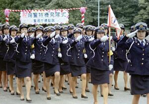 制服のスカートを着用する女性警察官＝１９７７年４月、東京都千代田区