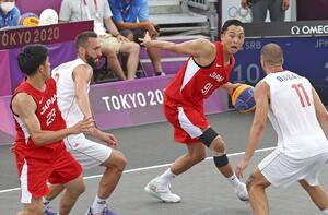 東京五輪のバスケットボール3人制男子のセルビア戦で攻める落合(右から2人目)=2021年7月、青海アーバンスポーツパーク