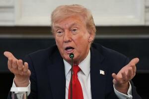 米ホワイトハウスでの会議で話すトランプ大統領=8日(AP=共同)