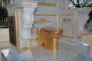　米ワシントンのリンカーン記念堂近くの広場に設置された金色の便器＝３月３１日（ゲッティ＝共同）