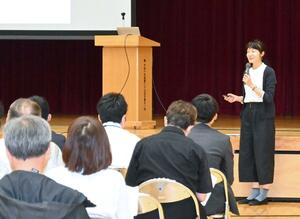 「地域や学校でどのような子どもたちを育てるか」をテーマに行われた講演会=湯沢町神立