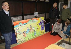 資料館「五郎左衛門」に絵画を贈った和田幸蔵さん(左)=燕市国上