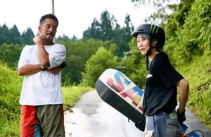 村瀬心椛(右)とトレーナーの佐藤義人さん=2024年8月、富山県立山町(佐藤さん提供)