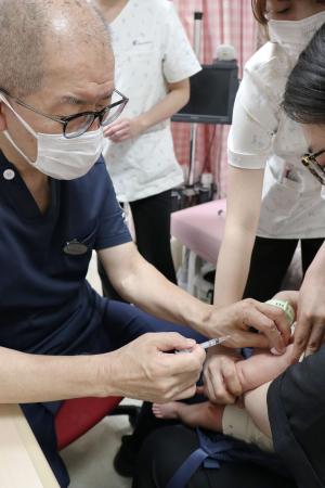 　子どもへのはしかと風疹を混合したＭＲワクチン接種＝５月、東京都港区