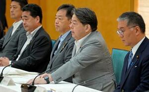 東京電力福島第1原発事故の除染土を巡る全閣僚会議で、あいさつする林官房長官(右から2人目)=26日午前、首相官邸