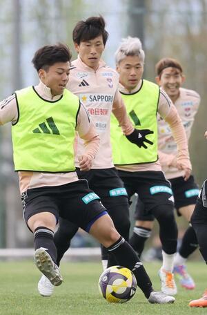 ボール回しをするMF新井泰貴ら=聖籠町