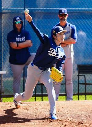 ブルペンで投球練習するドジャース・佐々木=グレンデール(共同)