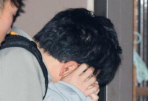 　名古屋・港署に移送された甲斐海月容疑者＝７日午前０時４分