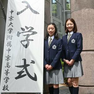 中京大中京高の入学式に出席した、フィギュアスケート女子の岡田芽依(左)と上薗恋奈=6日、名古屋市