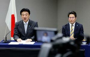 オンライン形式で開かれた拉致問題に関する国連シンポジウムで発言する木原官房長官。右は拉致被害者家族会代表の横田拓也さん=24日夜、東京都千代田区