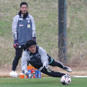 練習に励むGK小島亨介=12月3日、聖籠町