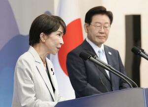 　首脳会談後、記者会見する高市首相（左）と韓国の李在明大統領＝５月、韓国・安東（共同）
