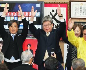 　東京２４区で当選を決め、万歳する自民党の萩生田光一氏（中央）＝８日、東京都八王子市