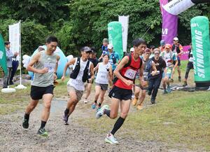五ノ峰山頂を目指して駆け抜けた「五頭登山競走」=阿賀野市村杉の奥村杉キャンプ場