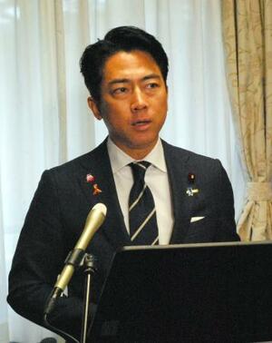 　記者会見する小泉防衛相＝４日午前、国会