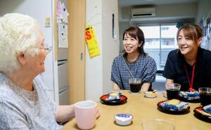 宮城県南三陸町の災害公営住宅の住人渡辺たか子さん(手前)を訪れた、町社会福祉協議会の(右から)佐藤直美さん、高橋吏佳事務局長=4日