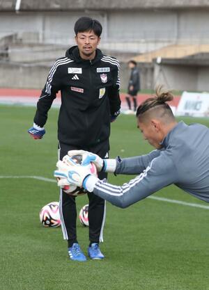 選手の練習をサポートする渡辺泰広アシスタントGKコーチ=高知市