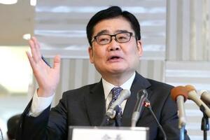 　記者会見する中国日本商会の本間哲朗会長＝１０日、北京（共同）