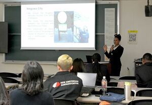 上越教育大で学んだ成果を発表する留学生＝上越市山屋敷町