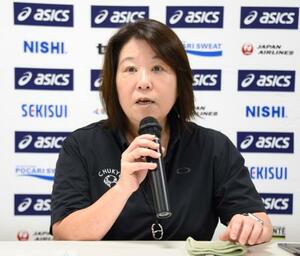 　日本陸連の取り組みについて説明する來田享子常務理事＝２６日、東京都新宿区